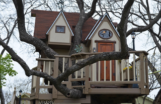 Illustration for article titled Awesome Grandparents Created Ridiculously Awesome Tree House Mansion for Their Grandkids